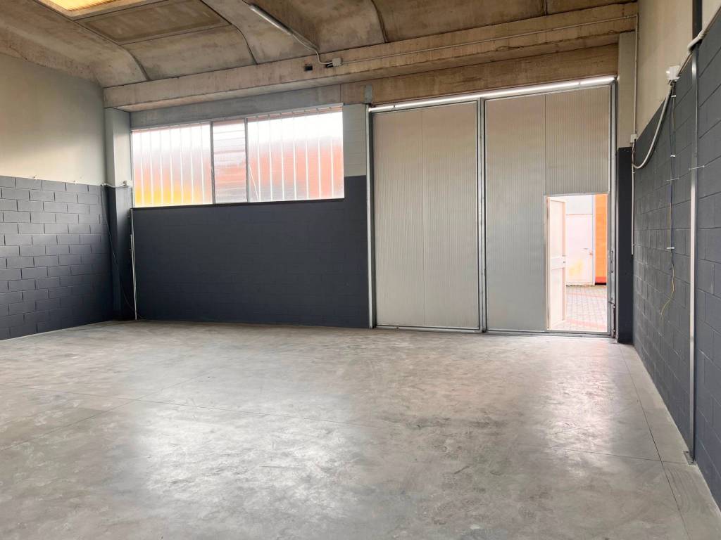 locale commerciale in vendita a Pieve Emanuele