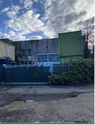 locale commerciale in vendita a Pieve Emanuele in zona Fizzonasco