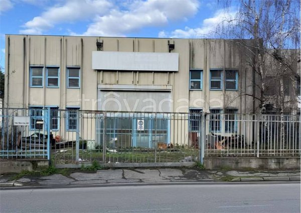 locale commerciale in vendita a Pieve Emanuele in zona Fizzonasco