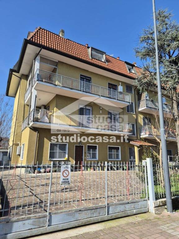 appartamento in vendita a Pieve Emanuele in zona Fizzonasco