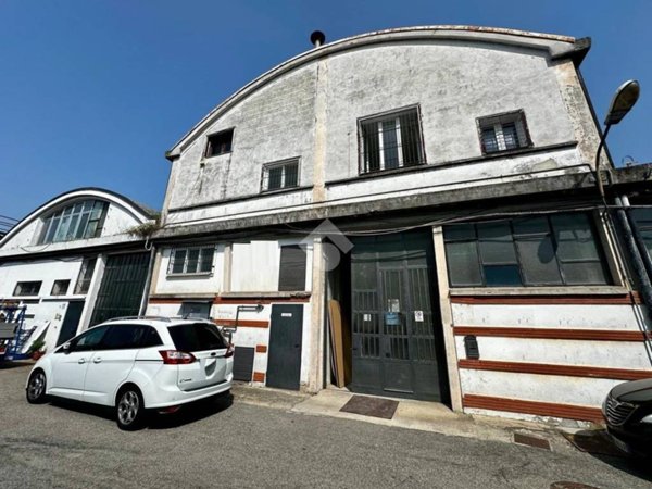 locale commerciale in vendita a Pieve Emanuele in zona Fizzonasco