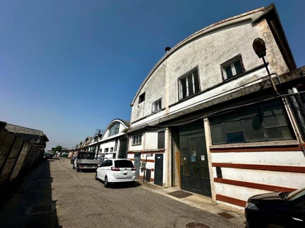 locale commerciale in vendita a Pieve Emanuele in zona Fizzonasco