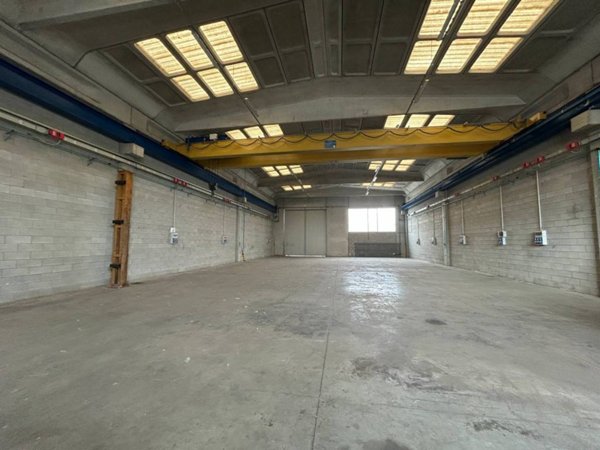 locale commerciale in vendita a Pieve Emanuele