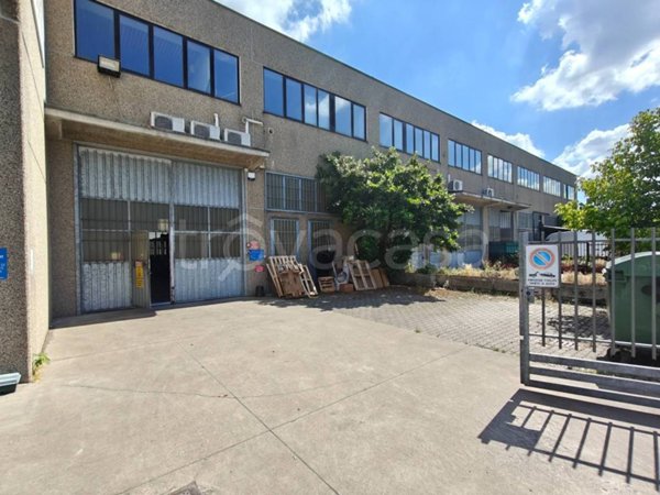 locale commerciale in vendita a Pieve Emanuele in zona Fizzonasco