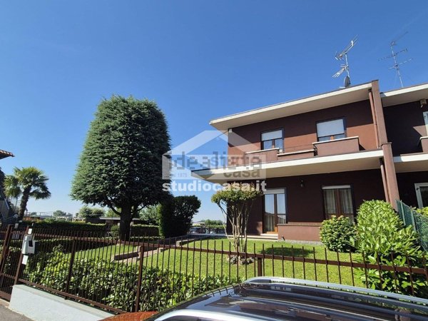 casa indipendente in vendita a Pieve Emanuele in zona Fizzonasco