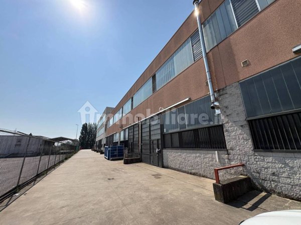 locale commerciale in vendita a Pieve Emanuele