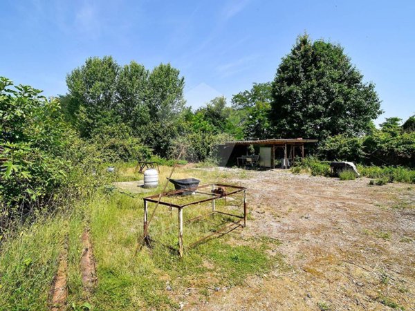 terreno edificabile in vendita a Pieve Emanuele in zona Tolcinasco