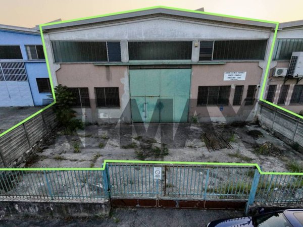locale commerciale in vendita a Pieve Emanuele in zona Fizzonasco