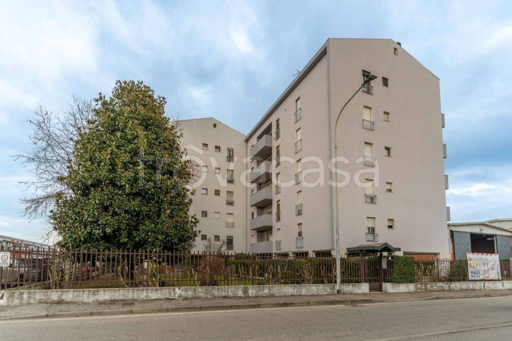 appartamento in vendita a Pieve Emanuele in zona Fizzonasco