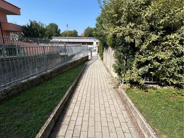 appartamento in vendita a Pieve Emanuele in zona Fizzonasco