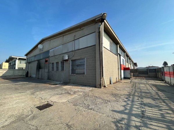 locale commerciale in vendita a Pieve Emanuele in zona Fizzonasco
