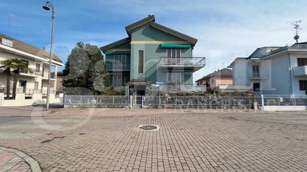 casa indipendente in vendita a Pieve Emanuele in zona Fizzonasco