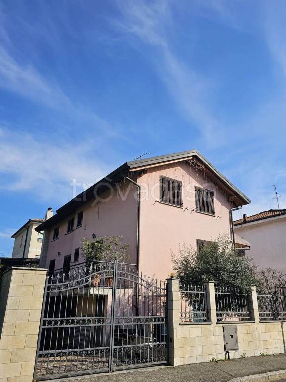 casa indipendente in vendita a Pioltello in zona Seggiano