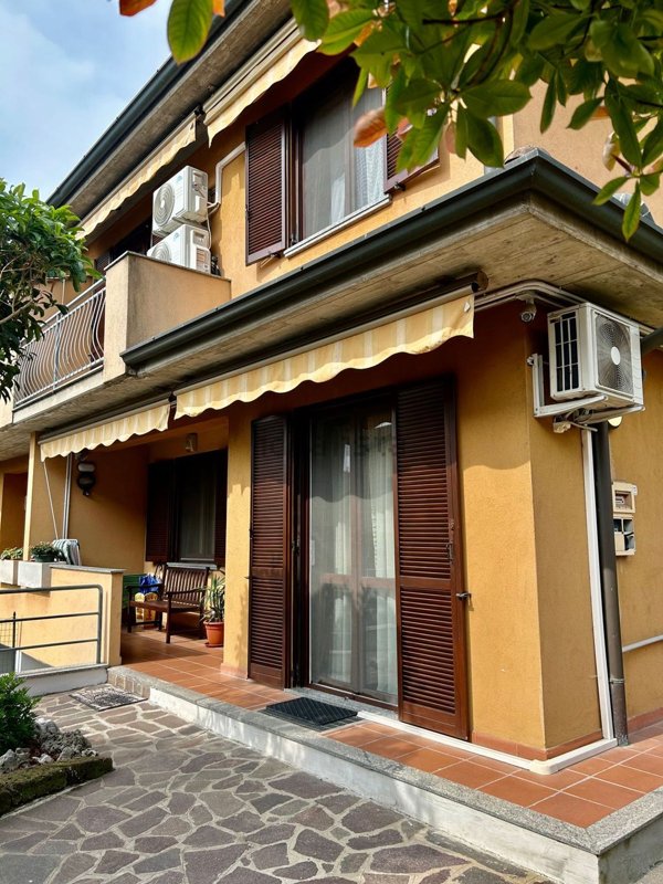 casa indipendente in vendita a Pioltello in zona Rugacesio
