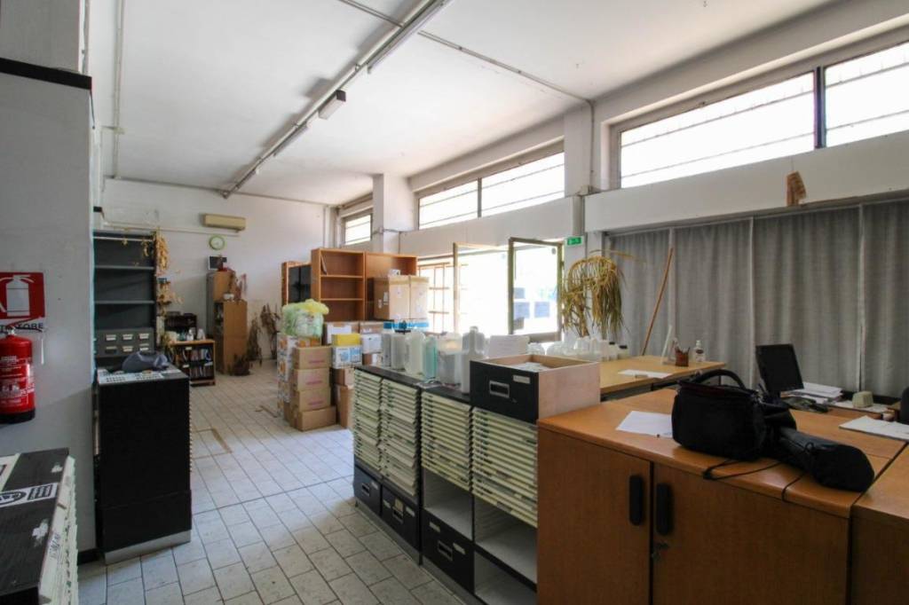 negozio in vendita a Pioltello