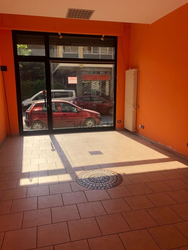 locale commerciale in vendita a Pioltello