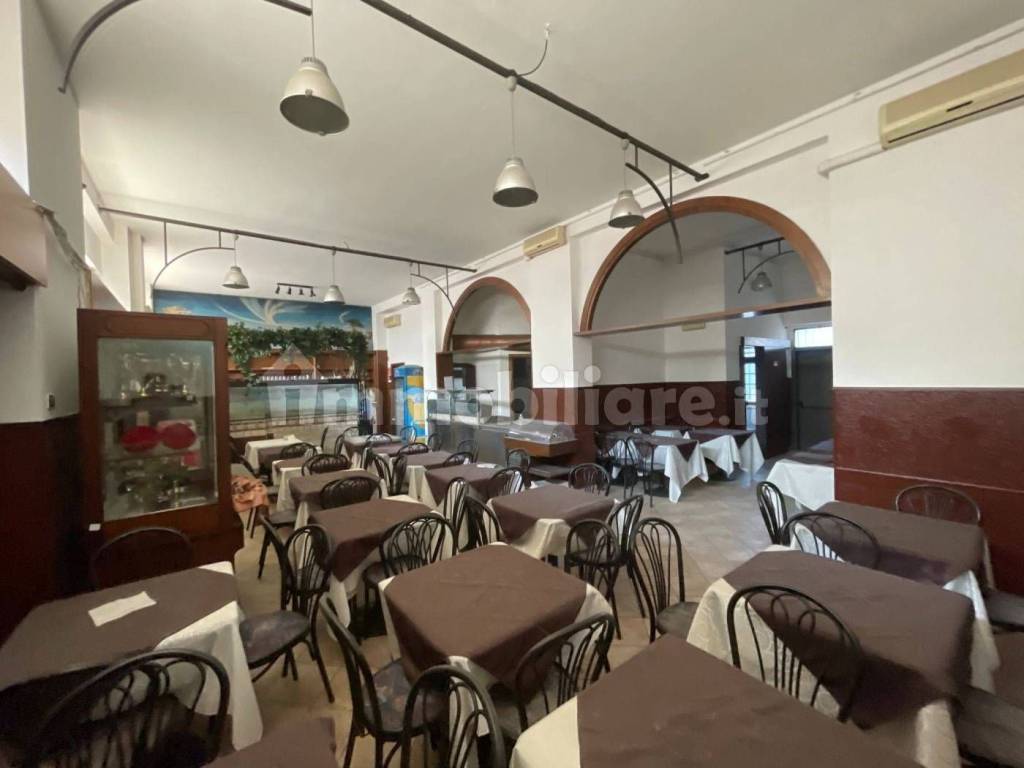 negozio in vendita a Pioltello in zona Seggiano