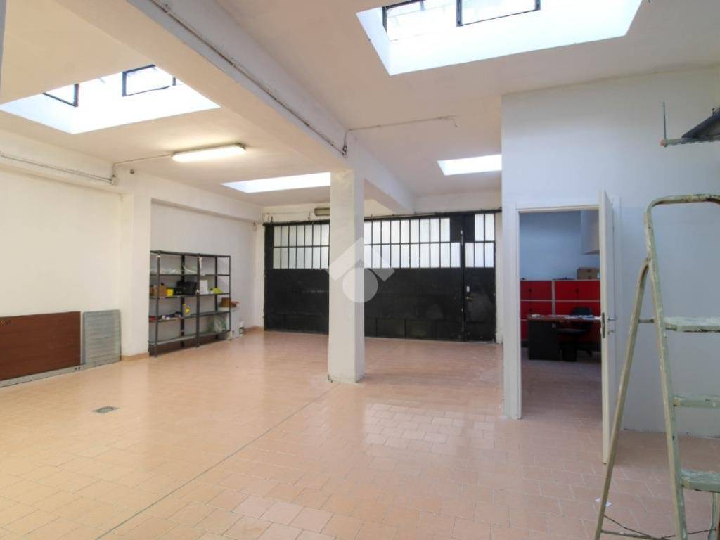 locale commerciale in vendita a Pioltello