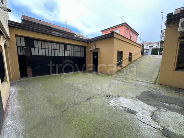 negozio in vendita a Pioltello in zona Limito