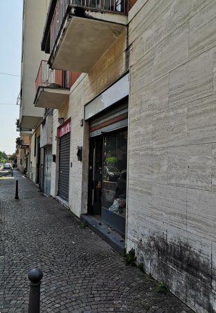 negozio in vendita a Pioltello in zona Seggiano