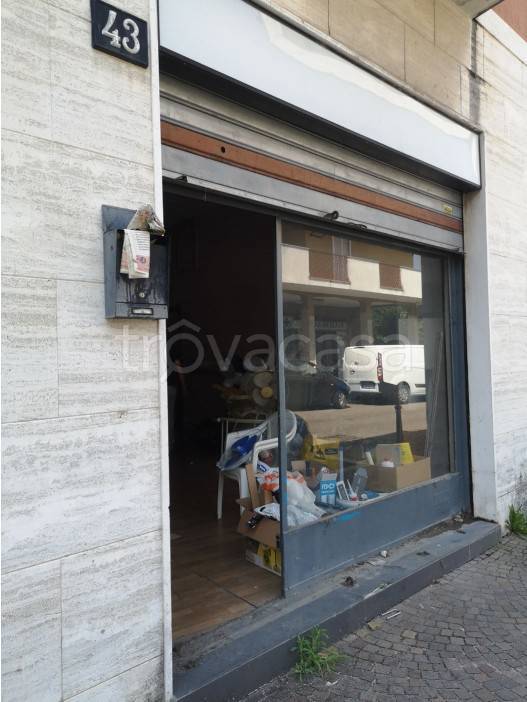 negozio in vendita a Pioltello in zona Seggiano
