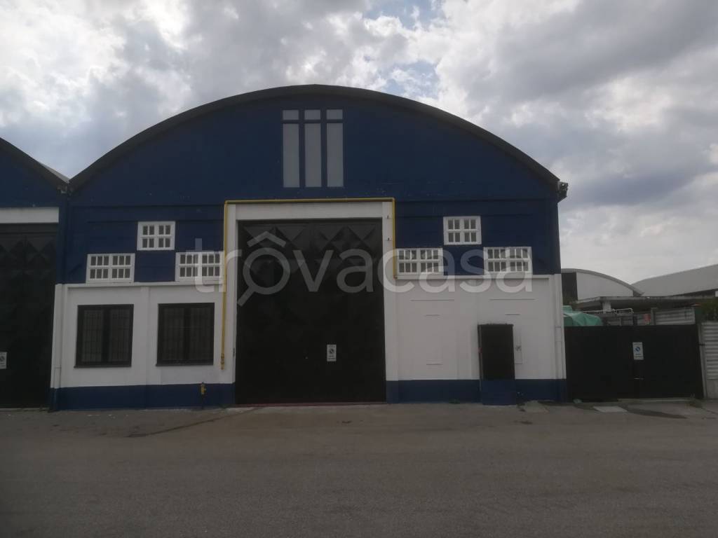 locale commerciale in vendita a Pioltello in zona Seggiano