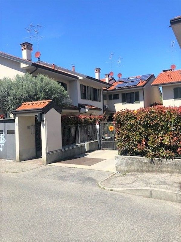 casa indipendente in vendita a Pioltello in zona Limito