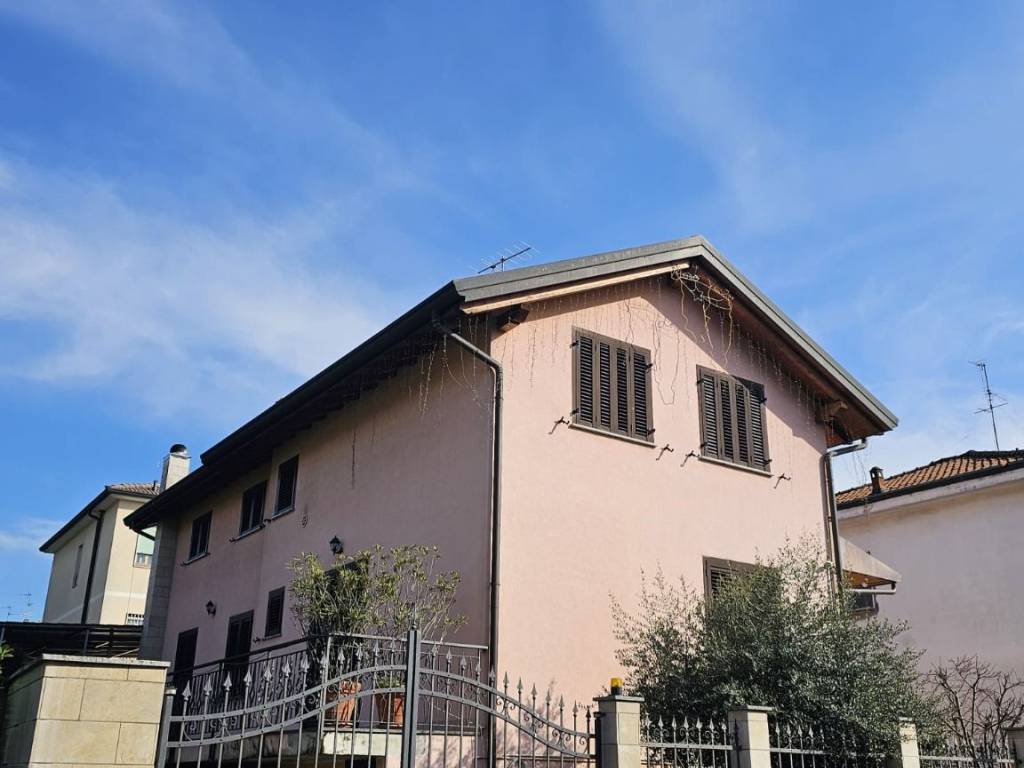 casa indipendente in vendita a Pioltello in zona Seggiano
