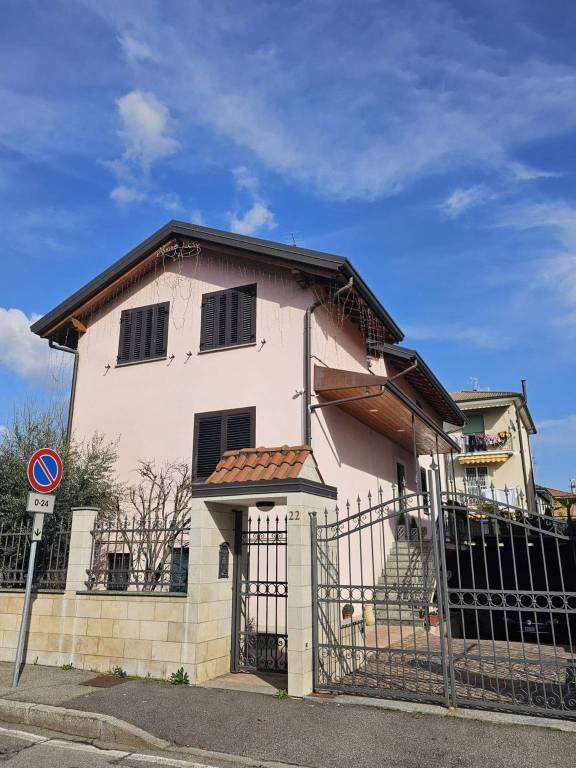 casa indipendente in vendita a Pioltello in zona Seggiano