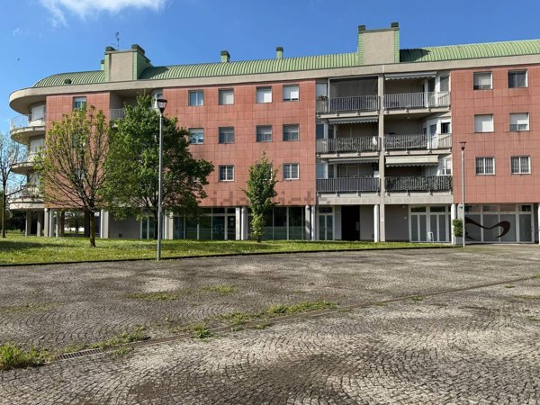 locale commerciale in vendita a Pioltello