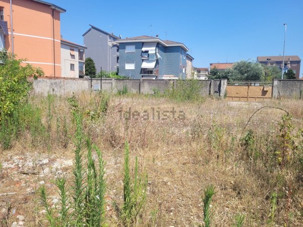 terreno edificabile in vendita a Pioltello