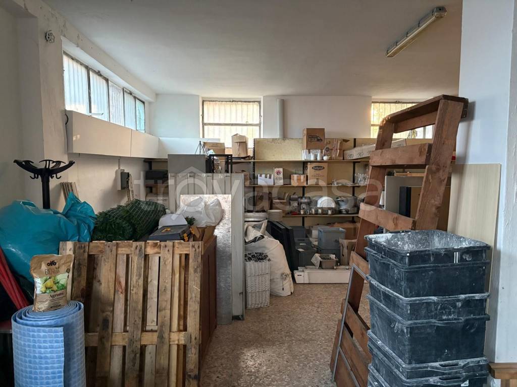 negozio in vendita a Pioltello in zona Seggiano