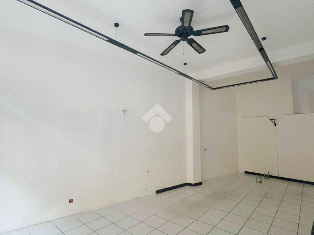 negozio in vendita a Pioltello