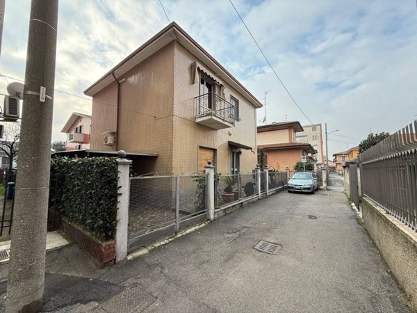casa indipendente in vendita a Pioltello in zona Seggiano