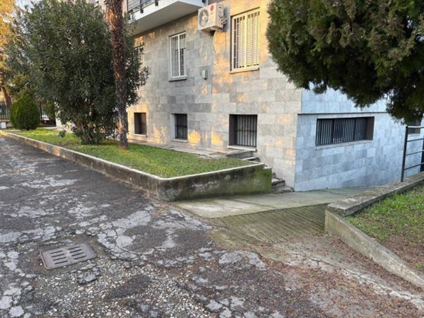 negozio in vendita a Pioltello