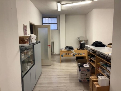 negozio in vendita a Pioltello in zona Seggiano