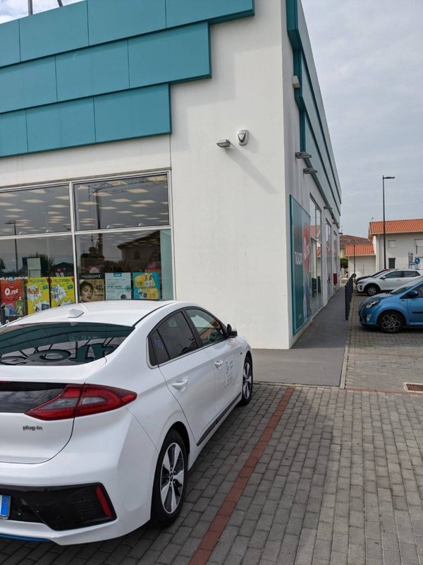 negozio in vendita a Pioltello in zona San Felice