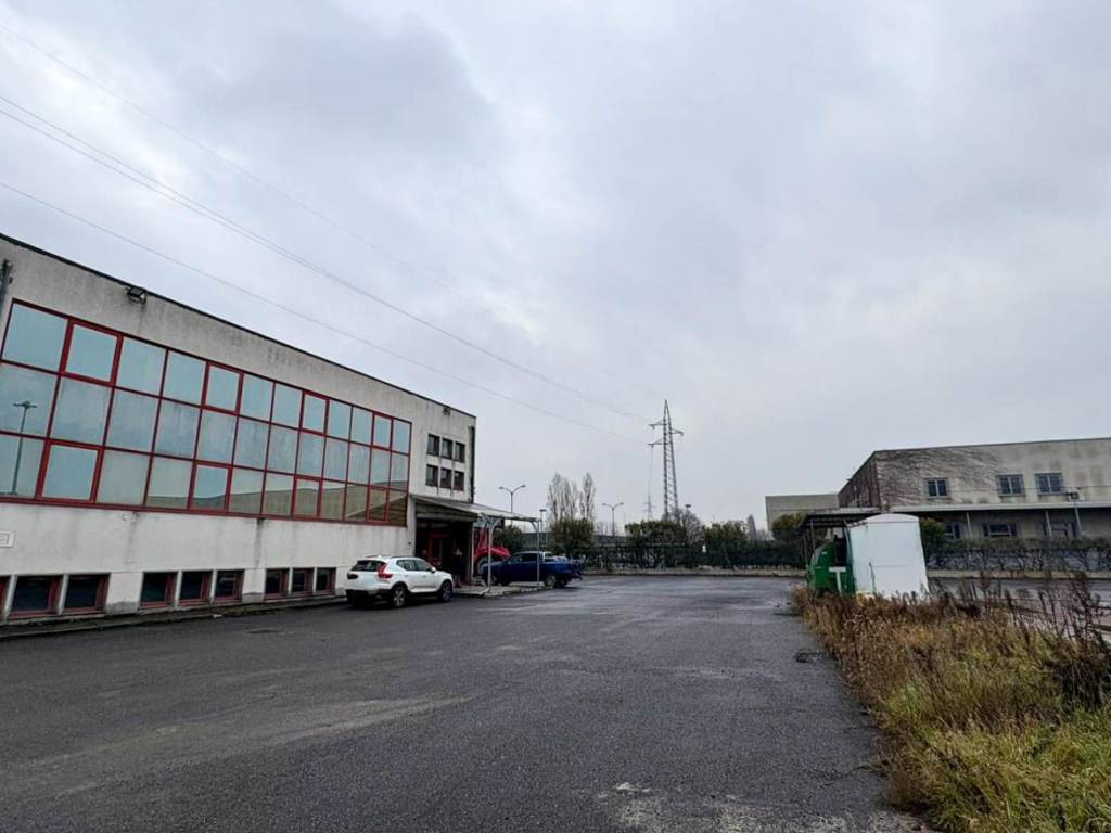 locale commerciale in vendita a Pioltello