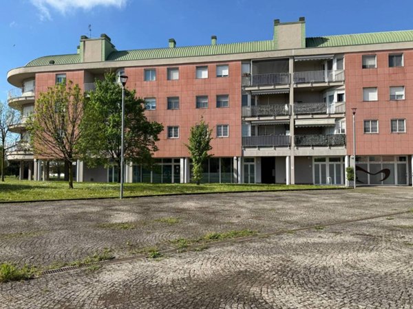 negozio in vendita a Pioltello