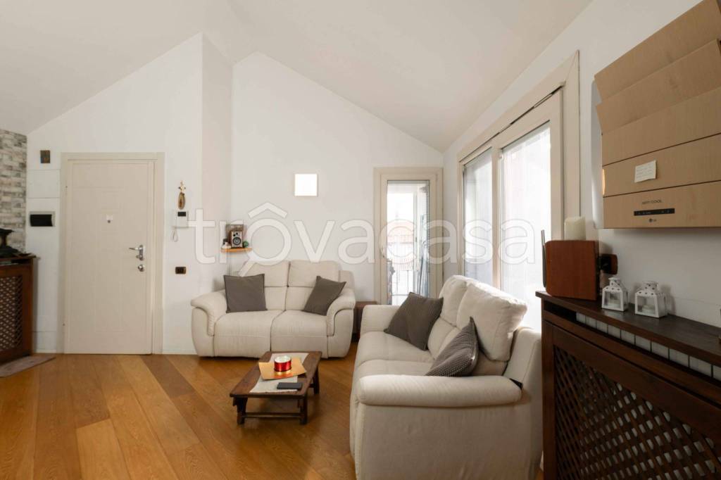 appartamento in vendita a Pioltello in zona Seggiano