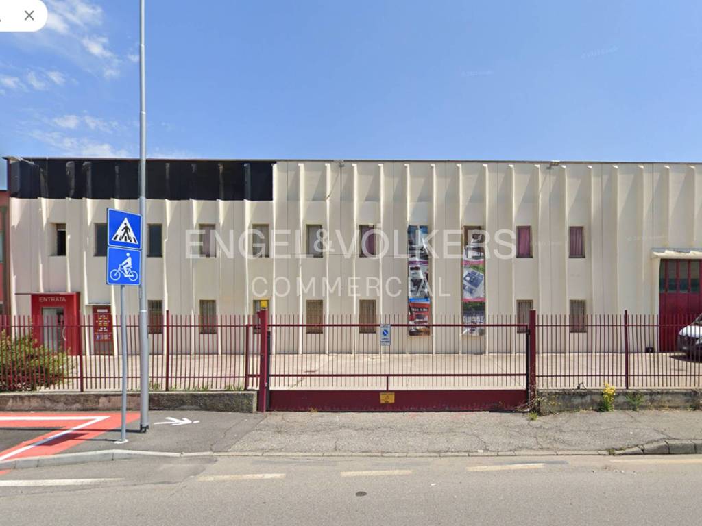 locale commerciale in vendita a Pioltello in zona Seggiano