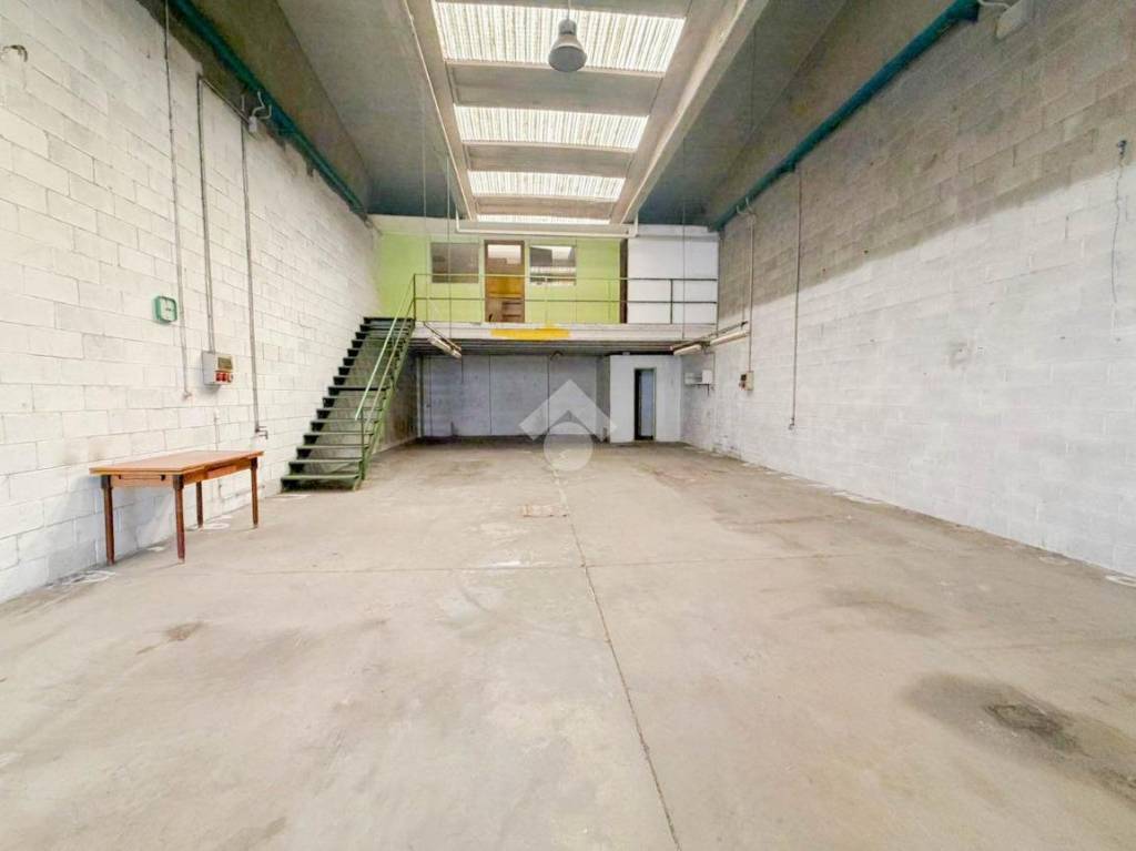 locale commerciale in vendita a Pioltello