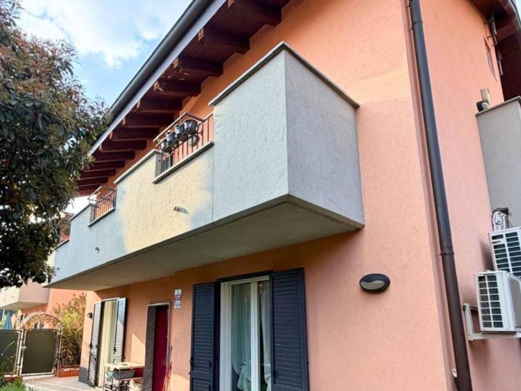 casa indipendente in vendita a Pioltello in zona Seggiano