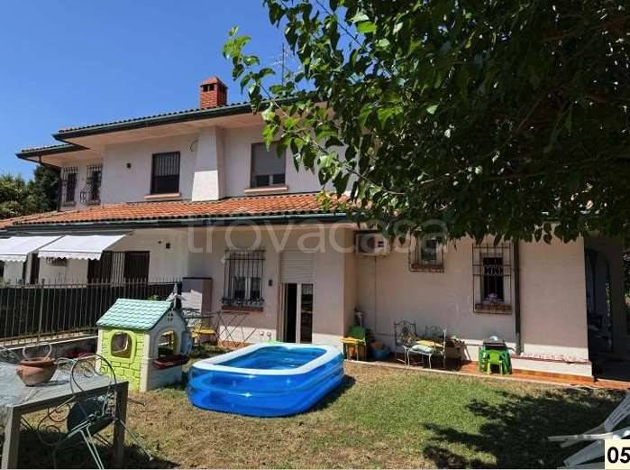 appartamento in vendita a Pioltello in zona Seggiano