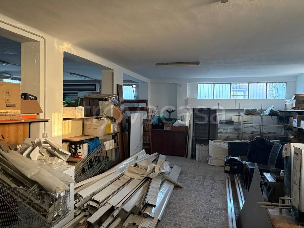 negozio in vendita a Pioltello in zona Seggiano