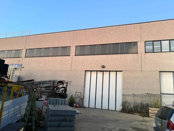 locale commerciale in vendita a Pioltello