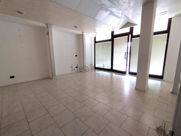 negozio in vendita a Pogliano Milanese