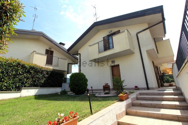 casa indipendente in vendita a Pogliano Milanese