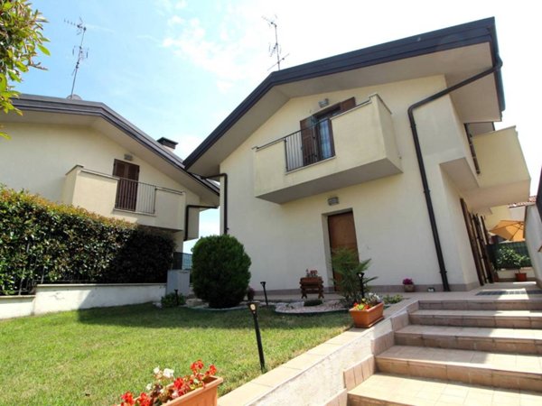 casa indipendente in vendita a Pogliano Milanese