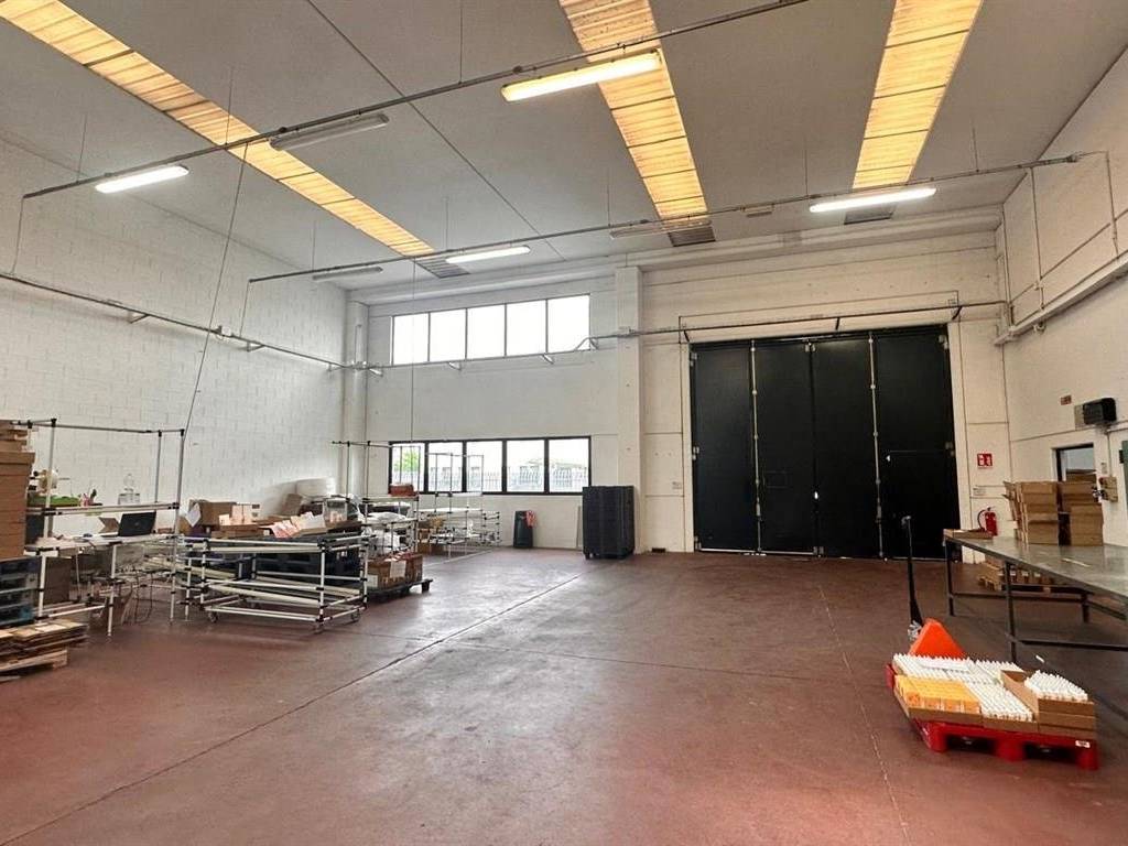 locale commerciale in vendita a Pogliano Milanese